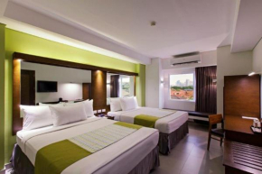 Отель Microtel by Wyndham Acropolis  Манила